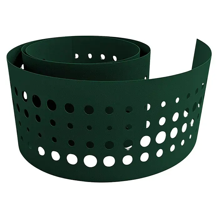 zaun|zu Sichtschutzstreifen Premium - 19 x 0,1 cm, Grün, Pulse - Nahaufnahme eines grünen, perforierten Rasenkantenschutzes, der sich spiralförmig aufrollt, ideal für Gartenprojekte.