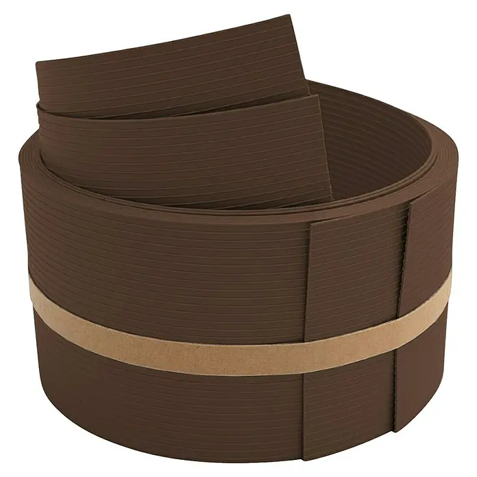 zaun|zu Sichtschutzstreifen Rille 1/2 - 2,55 m x 9,5 cm x 0,1 cm, Braun - Aufgerollte braune Rasenkante aus Kunststoff mit feinen Rillen, die mit einem hellbraunen Papierband zusammengehalten wird.