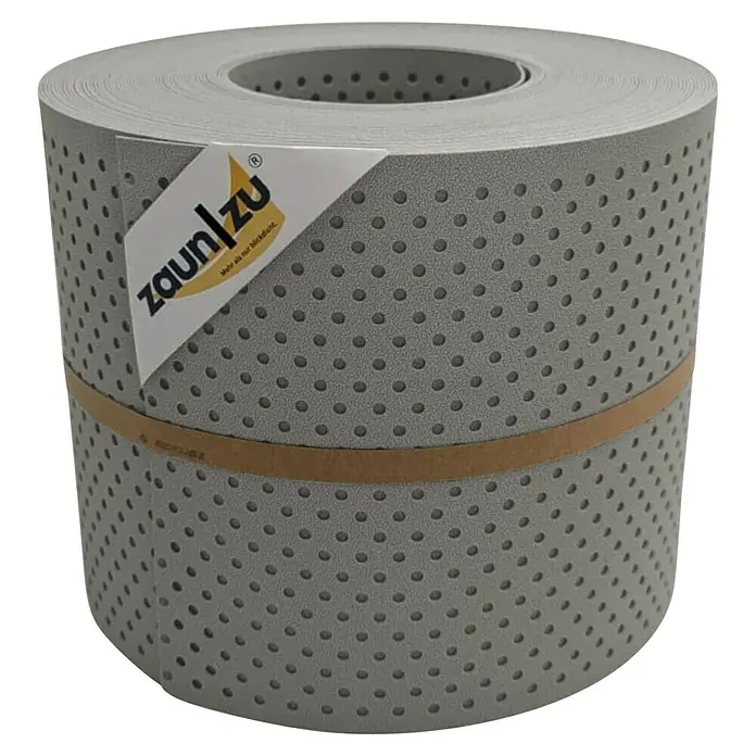 zaun|zu Sichtschutzstreifen Premium Gelocht 15% - 26 m x 19 cm x 0,1 cm, Steingrau - Eine Rolle Zaunfolie in Grau mit Löchern. Sie ist mit einem braunen Band zusammengehalten und hat ein Etikett.
