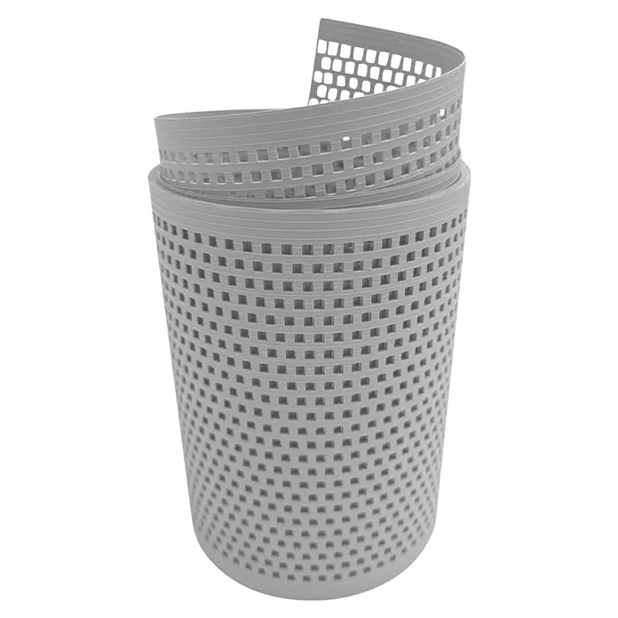 zaun|zu Sichtschutzstreifen Rille Gelocht Quadrat - 2,55 m x 19 cm x 0,1 cm, Lichtgrau - Nahaufnahme eines gewundenen, perforierten Filters. Ideal für eine optimale Wasserfiltration.