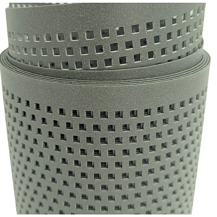 zaun|zu Sichtschutzstreifen Polyal Eco Quadratisch Gelocht - 2,55 m x 19 cm x 0,1 cm, Salbei - Graue perforierte Matte aus synthetischem Material mit quadratischen Löchern, aufgerollt präsentiert.