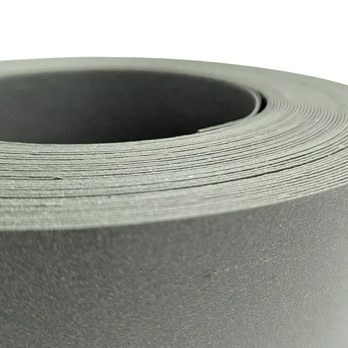 zaun|zu Sichtschutzstreifen Eco Salbei - 26 m x 19 cm x 0,1 cm, Salbei, 1 Stk. - Nahaufnahme einer Rolle grauen Dämmmaterials, die Textur und Beschaffenheit des Produkts hervorhebt. Ideal für Bau- und Isolierungszwecke.