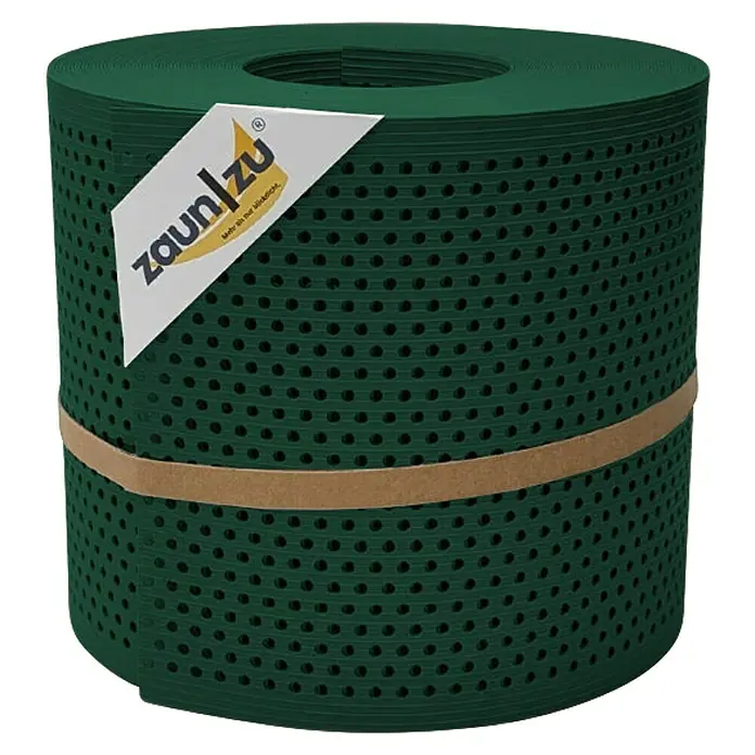 zaun|zu Sichtschutzstreifen Rille Gelocht 20% PP - 26 m x 19 cm x 0,1 cm, Grün - Nahaufnahme einer grünen Zaunblende von Zaunblende, aufgerollt und mit einem Papieretikett versehen.