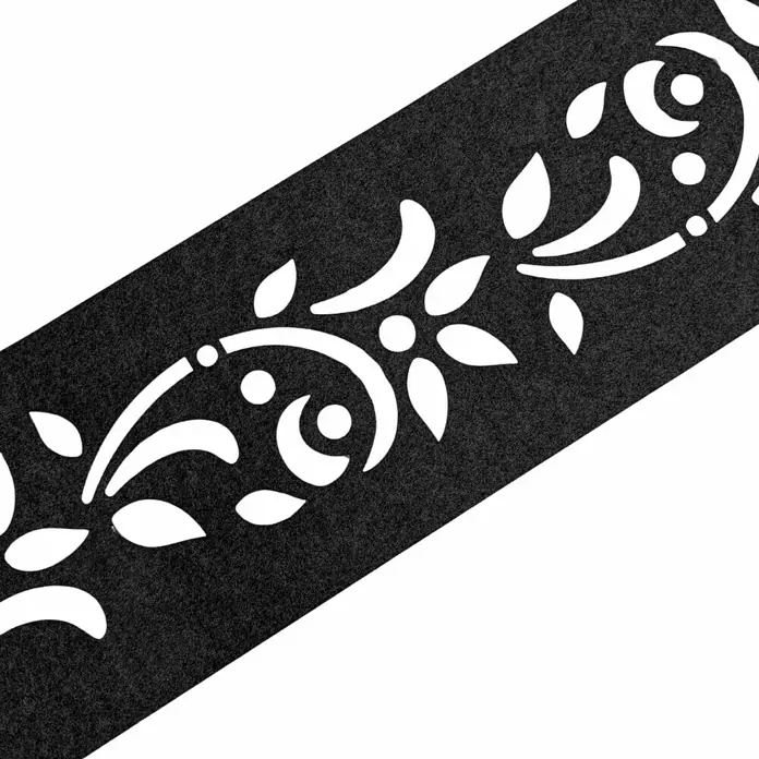 zaun|zu Sichtschutzstreifen Design Floral Variante 1 - 2,6 m x 19 cm x 0,2 cm, Schwarzgrau - Nahaufnahme eines dekorativen, schwarzen Filzbandes mit einem eleganten, floralen, weißen Muster, ideal für Bastelprojekte.