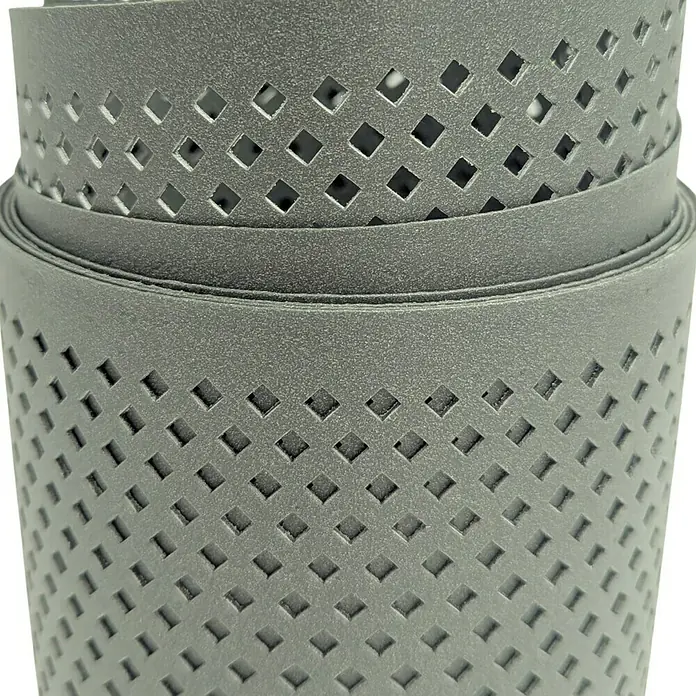 zaun|zu Sichtschutzstreifen Polyal Eco Gelocht Diamant - 2,55 m x 19 cm x 0,1 cm, Salbei - Nahaufnahme einer perforierten, grauen Gummimatte, die aufgerollt ist und ein Rautenmuster aufweist.