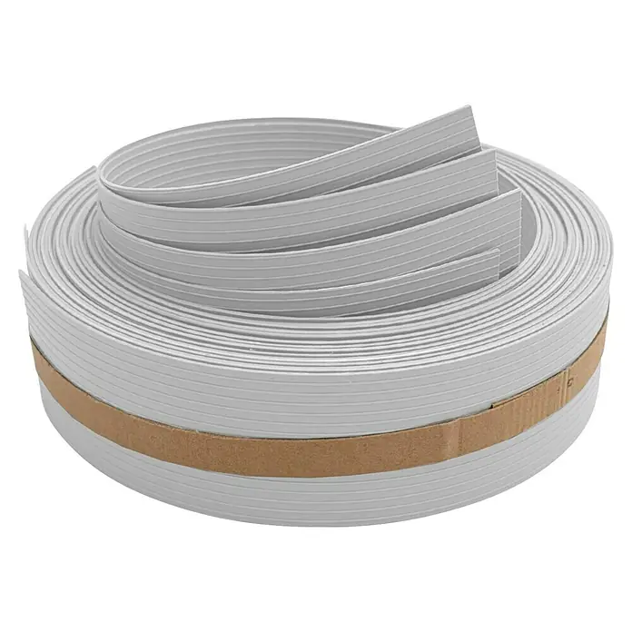 zaun|zu Sichtschutzstreifen Rille 1/4 Set - 2,55 m x 4,7 cm x 0,1 cm, Lichtgrau - Ein Rollenbild eines weißen, flexiblen Kantenumleimers, der mit einem Band zusammengehalten wird, ideal für Möbelprojekte und Innenausbau.