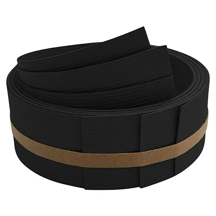 zaun|zu Sichtschutzstreifen Rille Drittel Set - 2,55 m x 6,3 cm x 0,1 cm, Tiefschwarz - Ein Rolle schwarzes, geripptes Gummiband, zusammengehalten von einem braunen Papierband. Ideal für Bastelarbeiten und Nähprojekte.