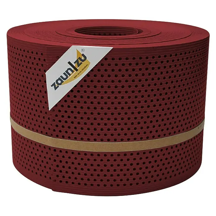 zaun|zu Sichtschutzstreifen Rille Gelocht 20% PP - 50 m x 19 cm x 0,1 cm, Bordeauxrot - Rolle bordeauxroter Zaunfolie von Zaun zu mit dem Schriftzug auf einem Aufkleber. Perfekt für mehr Privatsphäre im Garten.