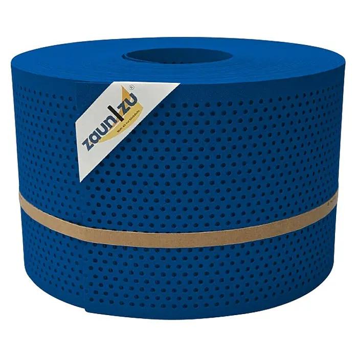 zaun|zu Sichtschutzstreifen Premium Gelocht 20% - 50 m x 19 cm x 0,1 cm, Enzianblau - Nahaufnahme einer blauen Zaunblende von Zaun|zu, die auf einer Rolle aufgewickelt ist, mit einer Banderole und einem Gummiband.