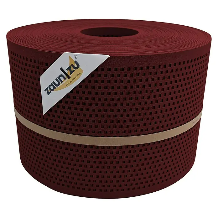 Sichtschutzstreifen Zaun|Zu Quadratisch - 50 m x 19 cm x 0,1 cm, Bordeaux - Nahaufnahme einer Rolle bordeauxroter Zaunfolie mit quadratischen Löchern und einem Papieretikett.