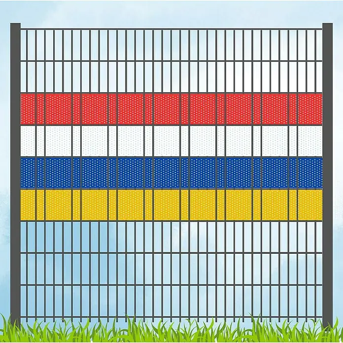 zaun|zu Sichtschutzstreifen Akzentstreifen Vereinsfarben - 2,55 m x 19 cm x 0,1 cm, Rot/Weiß/Blau/Gelb, Volle Streifenbreite Gelocht - Ein Zaun mit einer Dekoration, die die Farben der Flagge von Nordrhein-Westfalen darstellt, vor einem blauen Himmel.