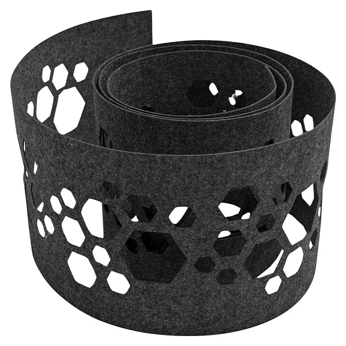 zaun|zu Sichtschutzstreifen Design Hexagon - 2,6 m x 19 cm x 0,2 cm, Schwarzgrau - Eine gewickelte, graue Katzenspielmatte mit verschiedenen Ausschnitten. Sie ist spiralförmig aufgerollt und bietet so Spielanreize.