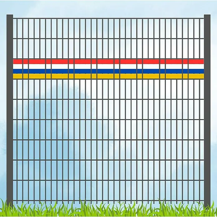 zaun|zu Sichtschutzstreifen Akzentstreifen Vereinsfarben - 2,55 m x 0,1 cm x 19 cm, Rot/Weiß/Blau/Gelb, Schmal - Ein Bild eines Metallzauns mit bunten Streifen, der einen Garten oder ein Grundstück abgrenzt und für Privatsphäre sorgt.