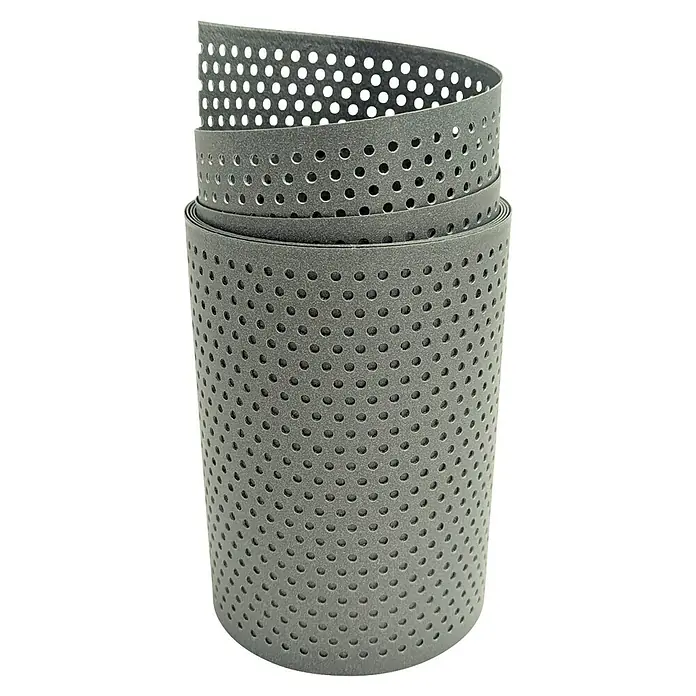 zaun|zu Sichtschutzstreifen Polyal Eco Gelocht 20% - 2,55 m x 19 cm x 0,1 cm, Salbei - Nahaufnahme eines perforierten, aufgerollten Metallsiebs in Grau. Das Produkt zeigt ein Muster aus regelmäßigen Löchern.