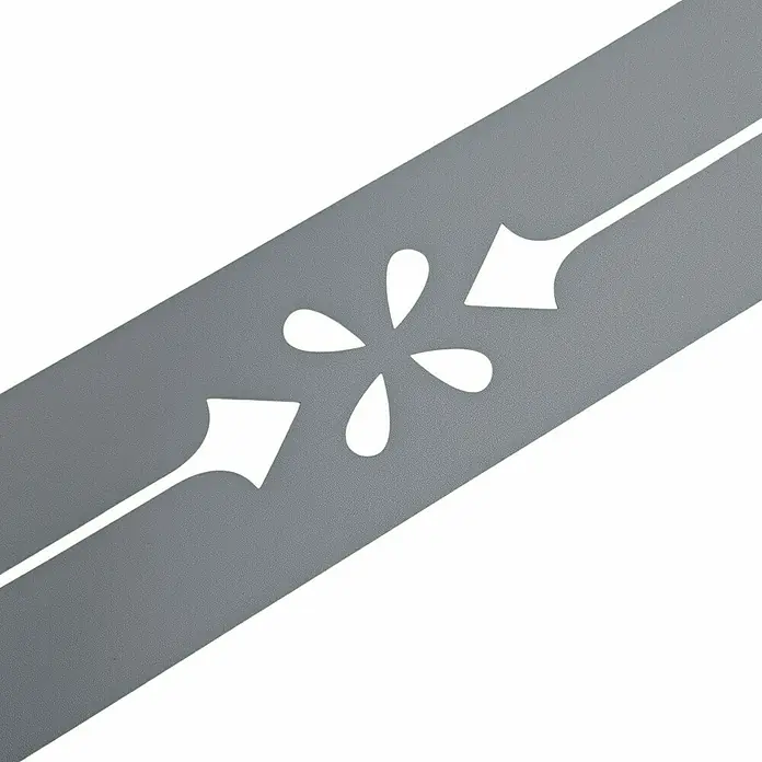 zaun|zu Sichtschutzstreifen Premium Verona - 2,55 m x 19 cm x 0,1 cm, Fenstergrau - Ein diagonales, graues Band mit einem weißen Blumenmuster in der Mitte und weißen Pfeilspitzen an den Enden.