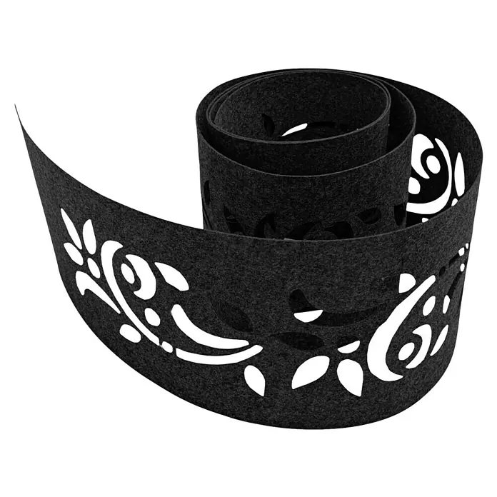 zaun|zu Sichtschutzstreifen Design Floral Variante 1 - 2,6 m x 19 cm x 0,2 cm, Schwarzgrau - Ein aufgerolltes, dunkelgraues Filzband mit ausgeschnittenem Blattmuster liegt vor neutralem Hintergrund.