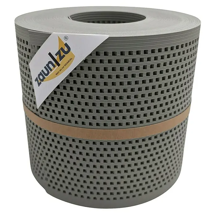 zaun|zu Sichtschutzstreifen Rille Gelocht Quadrat - 26 m x 19 cm x 0,1 cm, Steingrau - Rollzaun-Sichtschutzstreifen in Grau mit quadratischen Aussparungen und Firmenlogo. Ideal zur Gestaltung von Zäunen und Balkonen.