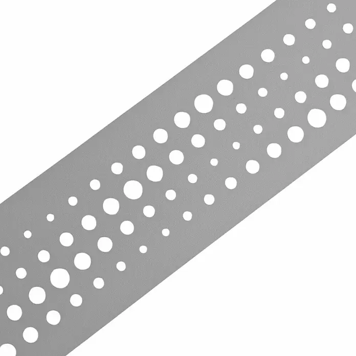 zaun|zu Sichtschutzstreifen Premium - 19 x 0,1 cm, Lichtgrau, Pulse - Das Bild zeigt ein graues Armband mit einem perforierten Muster aus unterschiedlich großen Kreisen für eine verbesserte Atmungsaktivität.