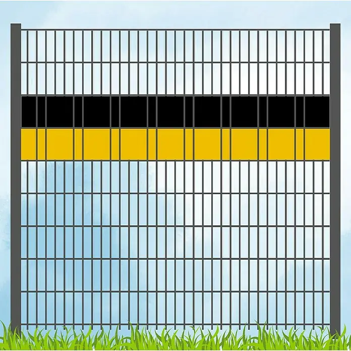 zaun|zu Sichtschutzstreifen Vereinsfarben - 19 x 0,1 cm, Schwarz-Gelb (Volle Breite) - Abbildung eines Gitterzauns mit einer gelb-schwarzen Markierung. Der Zaun steht auf einer Wiese vor einem blauen Himmel.