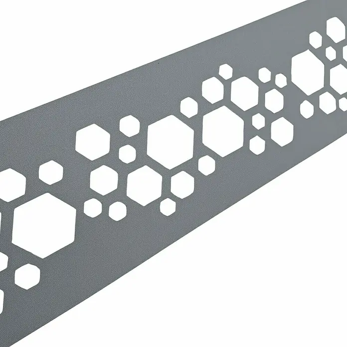 zaun|zu Sichtschutzstreifen Premium Hexagon Dekor - 2,55 m x 19 cm x 0,1 cm, Fenstergrau - Grauer perforierter Streifen mit verschieden großen sechseckigen Ausschnitten.