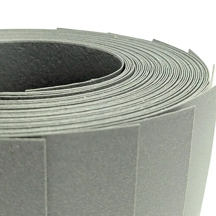 zaun|zu Sichtschutzstreifen Eco Salbei - 2,55 m x 19 cm x 0,1 cm, Salbei, 10 Stk. - Nahaufnahme einer Rolle grauer Dichtungsbahn, die für Bauprojekte zur Abdichtung verwendet wird.