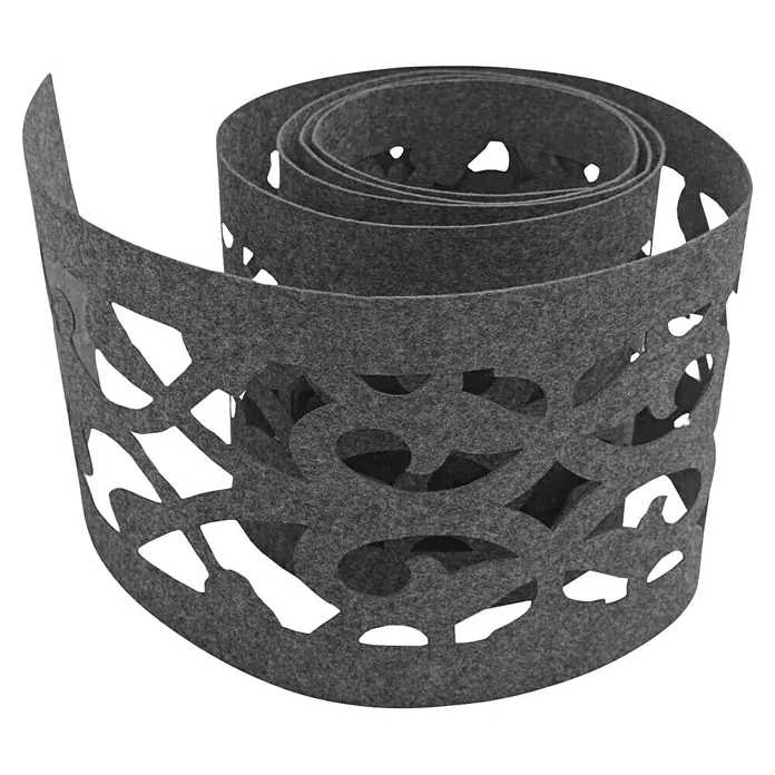 zaun|zu Sichtschutzstreifen Design Orient - 2,6 m x 19 cm x 0,2 cm, Anthrazit - Nahaufnahme einer gerollten, grauen Filzmatte mit ausgeschnittenen dekorativen Mustern, ideal für Bastelprojekte.
