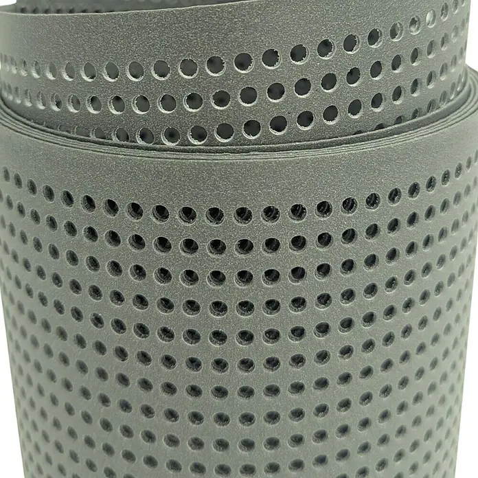zaun|zu Sichtschutzstreifen Polyal Eco Gelocht 30 % - 2,55 m x 19 cm x 0,1 cm, Salbei - Nahaufnahme eines grauen perforierten Bandes, aufgerollt präsentiert. Ideal für Bastelarbeiten oder industrielle Anwendungen.