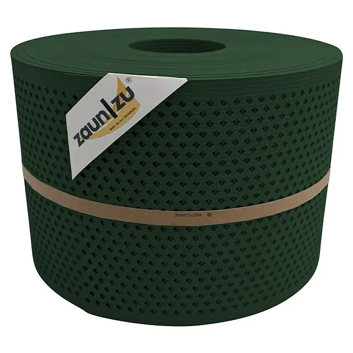 zaun|zu Sichtschutzstreifen Rille Quadrat Diamant - 50 m x 19 cm x 0,1 cm, Tannengrün - Ein Rolle grüner Sichtschutzstreifen "ZaunZu" mit kleinen Löchern, durch ein braunes Band zusammengehalten.