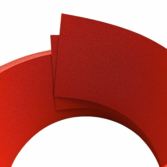 zaun|zu Sichtschutzstreifen Premium 1/2 Set Einzel - 2,55 m x 9,5 cm x 0,1 cm, Rot - Nahaufnahme eines roten Gummiprodukts mit Textur, das sich zu einer bogenförmigen Form biegt.