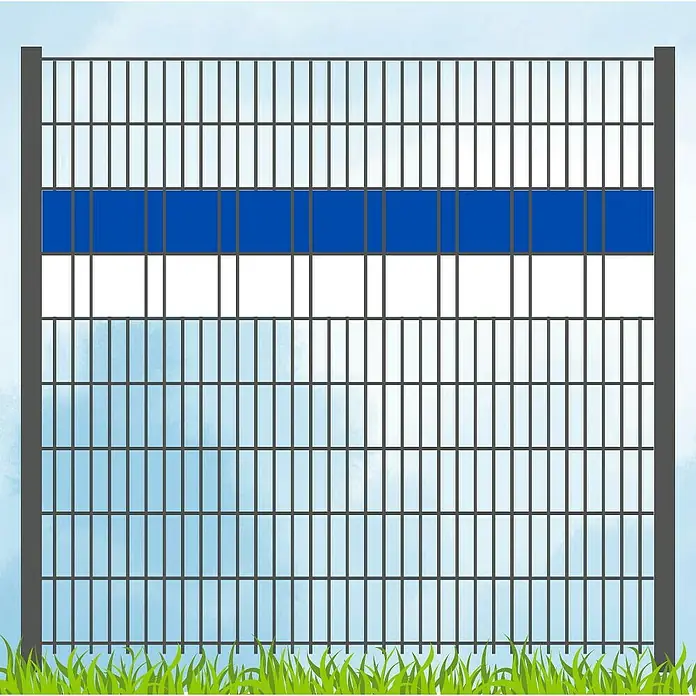 zaun|zu Sichtschutzstreifen PP Fan Verein - 2,55 m x 19 cm x 0,1 cm, Blau/Weiß, Voll - Ansicht eines Doppelstabmattenzauns mit blauen und weißen Streifen. Der Zaun steht vor einem leicht bewölkten Himmel und Gras im Vordergrund.