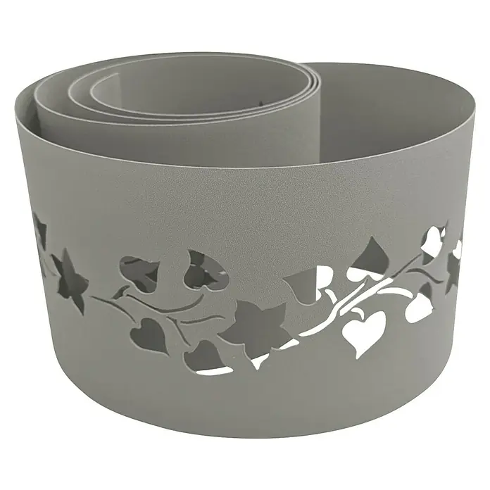 zaun|zu Sichtschutzstreifen Premium - 19 x 0,1 cm, Steingrau, Florales Design - Das Bild zeigt einen grauen, gewellten Gartenkanten-Rahmen mit ausgeschnittenen Blattmotiven, der eine dekorative Note verleiht.