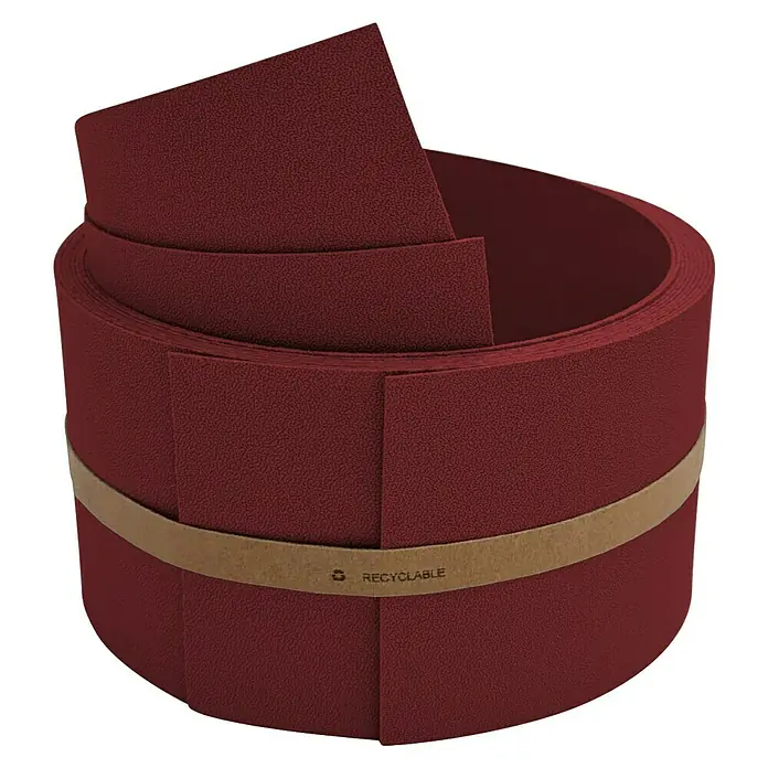 zaun|zu Sichtschutzstreifen Premium 1/2 Set Einzel - 2,55 m x 9,5 cm x 0,1 cm, Bordeauxrot - Dieses Bild zeigt eine Rolle aus bordeauxrotem, recycelbarem Rasenkantenschneider. Das Band ist mit dem Wort "RECYCLABLE" bedruckt.