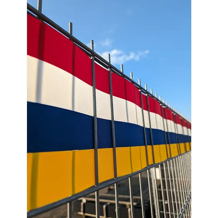 zaun|zu Sichtschutzstreifen Akzentstreifen Vereinsfarben - 2,55 m x 0,1 cm x 19 cm, Rot/Weiß/Blau/Gelb, Schmal - Metallzaun dekoriert mit den Farben der ukrainischen Flagge, rot-weiß-blau-gelb, unter blauem Himmel.