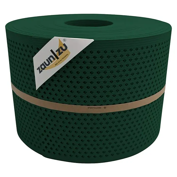 zaun|zu Sichtschutzstreifen Rille Quadrat Diamant - 50 m x 19 cm x 0,1 cm, Grün - Ein Rolle grüner Zaunfolie von Zaun zu, mit rhombusförmigen Löchern, umgeben von einer recycelbaren Papierbanderole.
