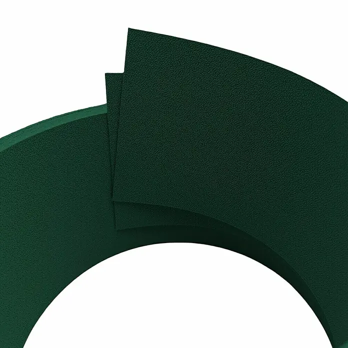 zaun|zu Sichtschutzstreifen Premium 1/2 Set Einzel - 2,55 m x 9,5 cm x 0,1 cm, Grün - Detailaufnahme einer grünen Gummimatte. Robust, langlebig und vielseitig einsetzbar für verschiedene Anwendungen.