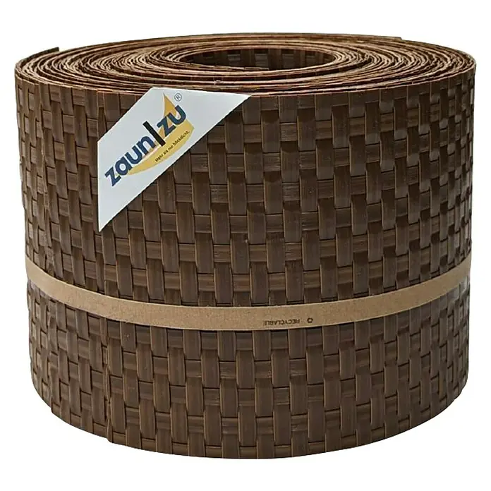 zaun|zu Sichtschutzstreifen Rattan 10 x Einzelstreifen - 25,5 m x 19 cm x 0,2 cm, Honigbraun - Das Bild zeigt eine Rolle Zaunblende aus geflochtenem Kunststoff mit einem Etikett der Marke "zaun/zu".