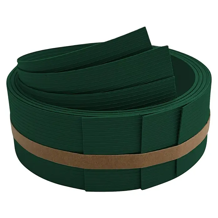 zaun|zu Sichtschutzstreifen Rille Drittel Set - 2,55 m x 6,3 cm x 0,1 cm, Grün - Eine Rolle grünes Rasenkantenband, zusammengehalten von einem braunen Band, das sich um die Mitte der Rolle wickelt.
