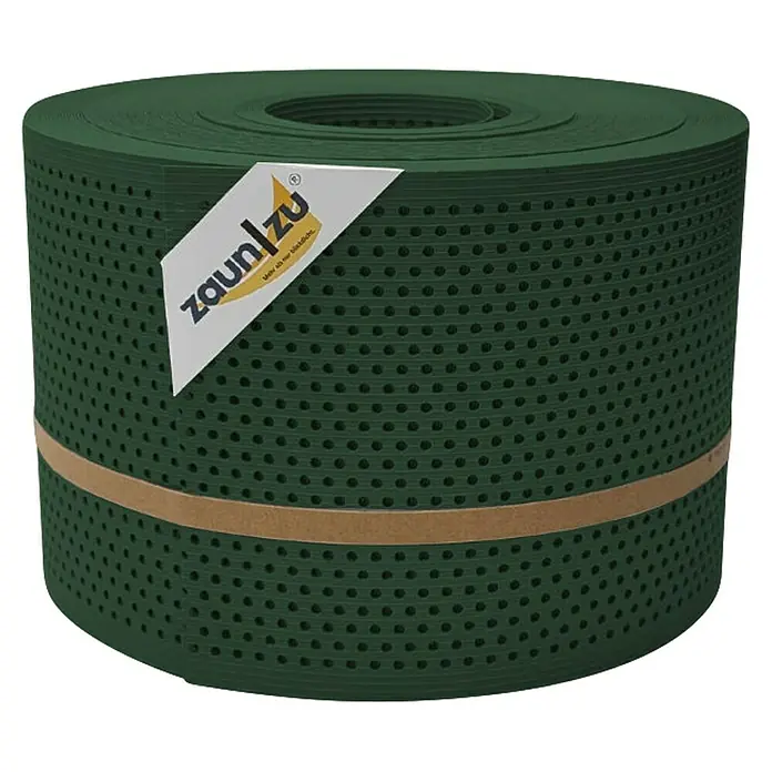 zaun|zu Sichtschutzstreifen Rille Gelocht 20% PP - 50 m x 19 cm x 0,1 cm, Tannengrün - Rolle grüner Zaunfolie von Zaun|zu mit vielen kleinen Löchern und einem beigen Band zur Fixierung.