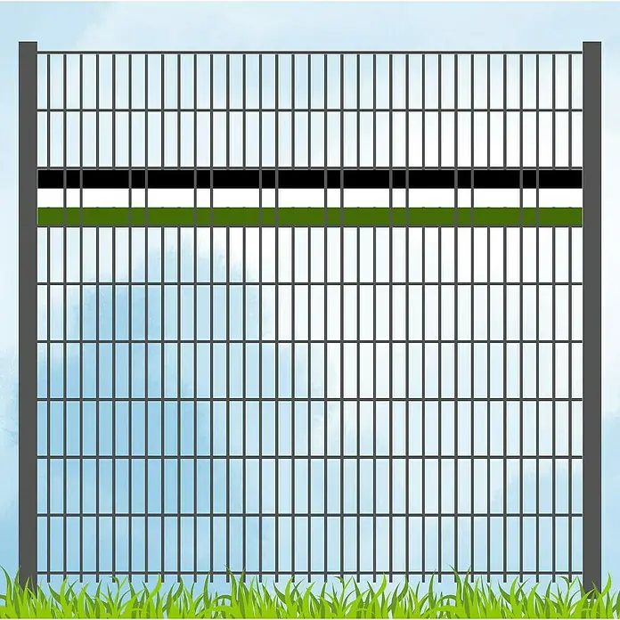 zaun|zu Sichtschutzstreifen Vereinsfarben - 19 x 0,1 cm, Schwarz-Weiß-Grün - Illustration eines Metallzauns mit grünen und schwarzen horizontalen Streifen vor blauem Himmel und Gras im Vordergrund.