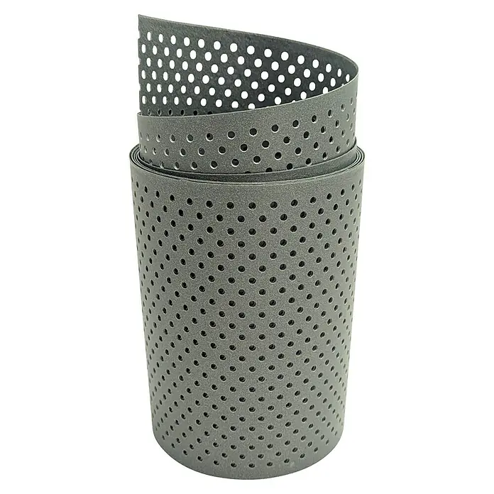 zaun|zu Sichtschutzstreifen Polyal Eco Gelocht - 2,55 m x 19 cm x 0,1 cm, Salbei - Nahaufnahme einer perforierten, aufgerollten Antirutschmatte in Grau. Das Produkt ist ideal für mehr Sicherheit im Alltag.