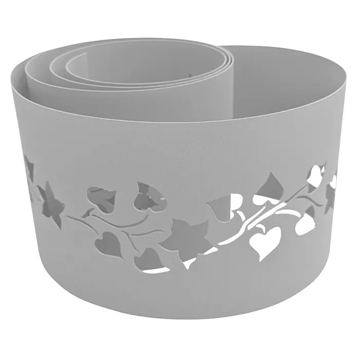 zaun|zu Sichtschutzstreifen Premium - 19 x 0,1 cm, Lichtgrau, Florales Design - Nahaufnahme eines runden, grauen Pflanzgefäßes mit einem geschnitzten Blätterdesign am unteren Rand, das auf einem schwarzen Hintergrund steht.