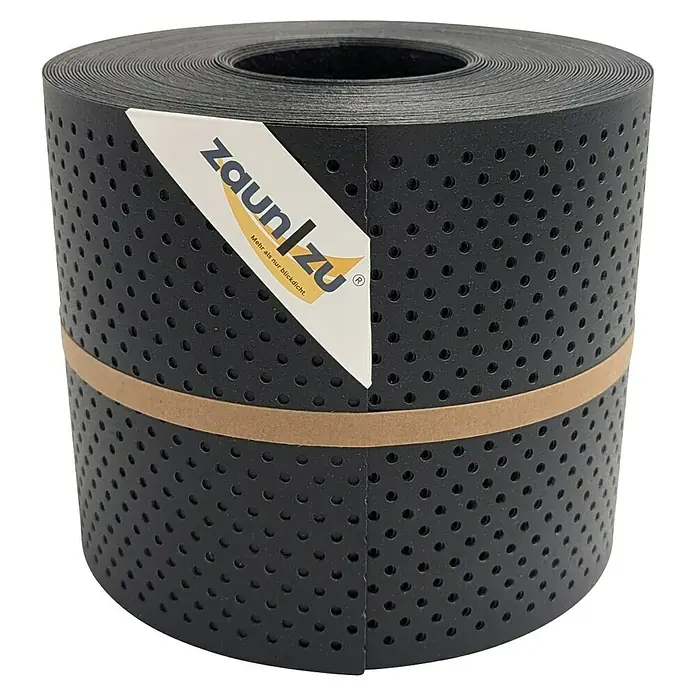 zaun|zu Sichtschutzstreifen Polyal Eco Gelocht - 26 m x 19 cm x 0,1 cm, Schwarz - Nahaufnahme einer Rolle schwarzer Zaunblende von Zaunblende mit Lochmuster, die mit einem Etikett und Gummiband versehen ist.