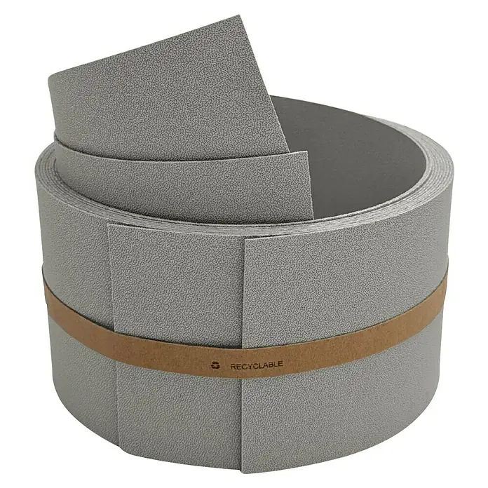 zaun|zu Sichtschutzstreifen Premium 1/2 Set Einzel - 2,55 m x 9,5 cm x 0,1 cm, Steingrau - Graue, recycelbare Kantenumleimer-Rolle mit einem braunen Band.