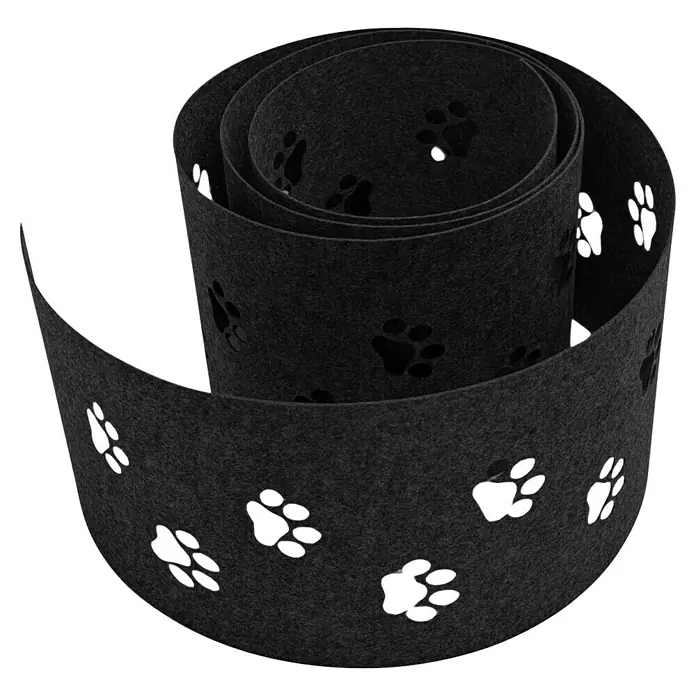 zaun|zu Sichtschutzstreifen Dekor Tapsi - 2,6 m x 19 cm x 0,2 cm, Schwarzgrau - Ein aufgerolltes, schwarzes Teppichband mit niedlichen Pfotenabdruck-Motiven. Ideal für Tierliebhaber und zur Dekoration von Wohnräumen.