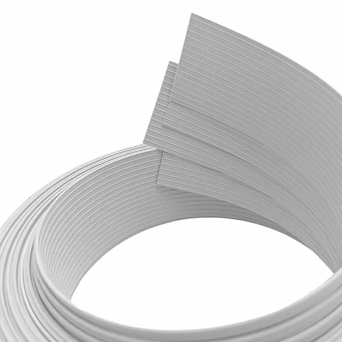 zaun|zu Sichtschutzstreifen Rille 1/4 Set - 2,55 m x 4,7 cm x 0,1 cm, Lichtgrau - Nahaufnahme eines aufgerollten weißen Kantenumleimers mit feinen Rillen, ideal für Möbelprojekte und DIY-Anwendungen.
