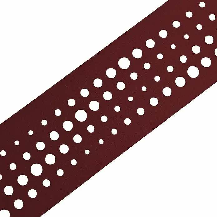 zaun|zu Sichtschutzstreifen Premium - 19 x 0,1 cm, Bordeaux, Pulse - Nahaufnahme eines braunen Armbandes mit weißen Punktmustern, das ein stilvolles Accessoire für Uhren oder Wearables darstellt.