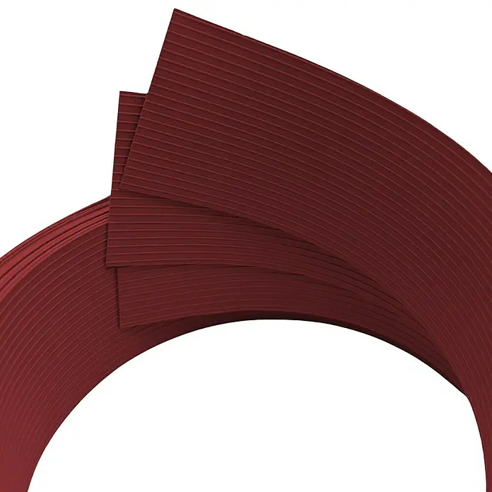 zaun|zu Sichtschutzstreifen Rille Drittel Set - 2,55 m x 6,3 cm x 0,1 cm, Bordeauxrot - Nahaufnahme einer Bordeauxtönung Teppichfliese, die Textur und Design betont.