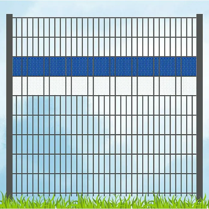 zaun|zu Sichtschutzstreifen PP Fan Verein - 2,55 m x 19 cm x 0,1 cm, Blau/Weiß, Gelocht - Ansicht eines grauen Doppelstabmattenzauns mit blauen und weißen Sichtschutzstreifen, der Privatsphäre und Sicherheit bietet.