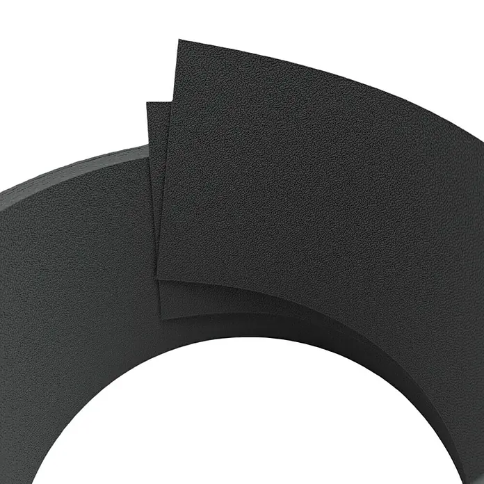 zaun|zu Sichtschutzstreifen Premium 1/2 Set Einzel - 2,55 m x 9,5 cm x 0,1 cm, Anthrazit - Nahaufnahme von drei grauen, gewölbten Akustikplatten mit feiner Textur und gestapelter Anordnung auf einem schwarzen Hintergrund.