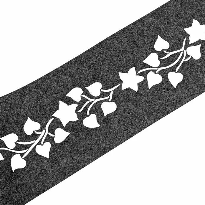 zaun|zu Sichtschutzstreifen Design Floral Variante 2 - 2,6 m x 19 cm x 0,2 cm, Anthrazit - Nahaufnahme eines grauen Filzbandes mit einem dekorativen, weißen Rankenmuster aus Blättern und Sternen.